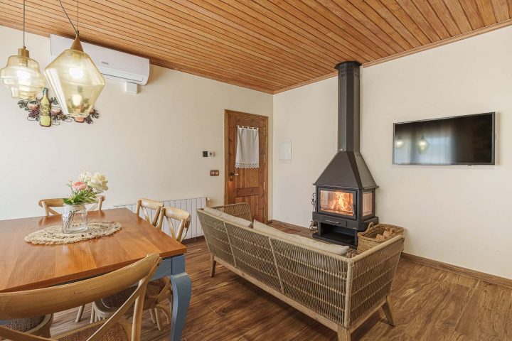 La Font de Mas El Brugué amb la llar de foc encesa