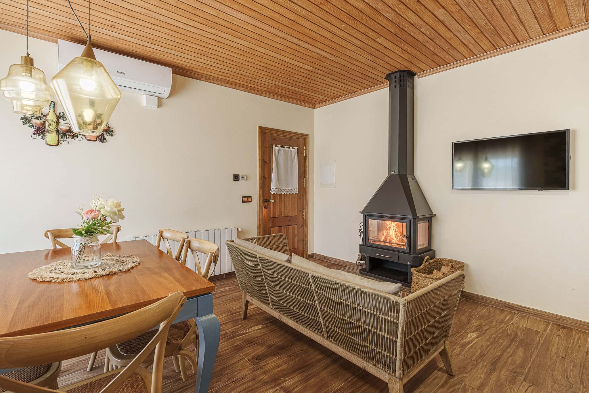 La Font de Mas El Brugué amb la llar de foc encesa