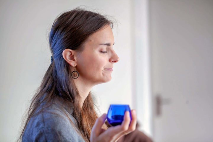 Persona fent un tast d'olis