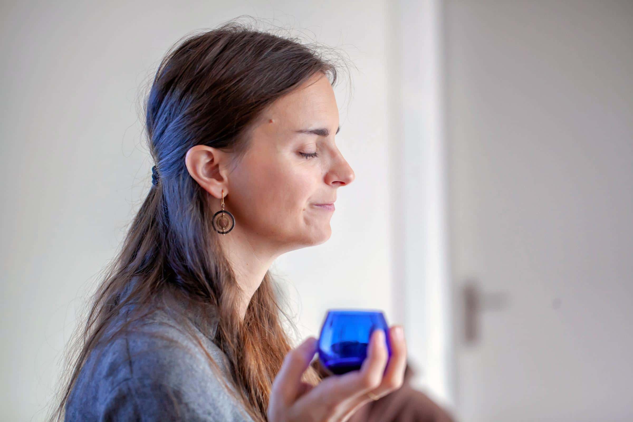 Persona haciendo una cata de aceites